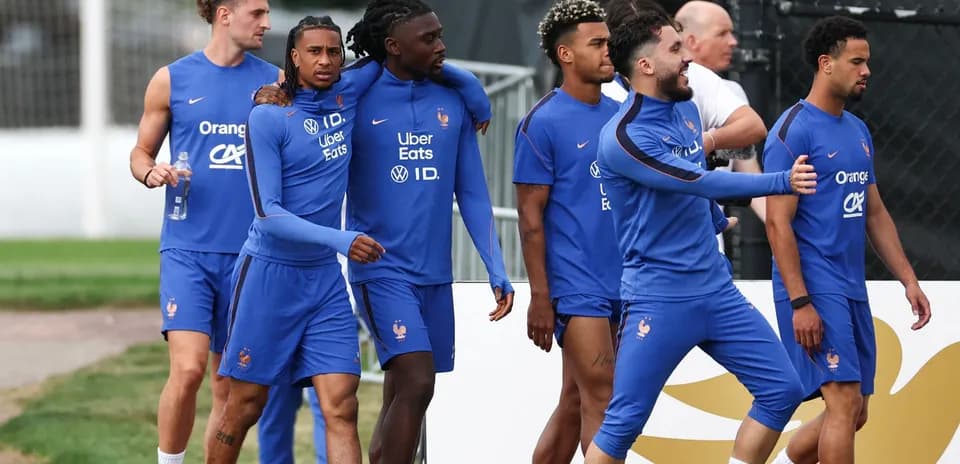 Jugadores de Francia caminando durante el entrenamiento