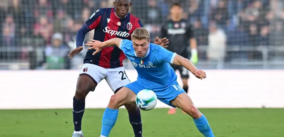 Jugadores de Napoli y Bologna compitiendo por el balón