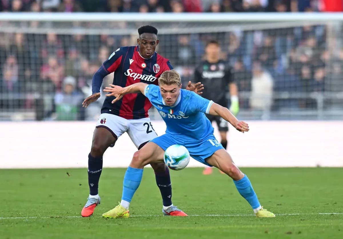 Jugadores de Napoli y Bologna compitiendo por el balón