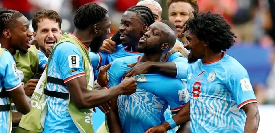 Jugadores celebrando un gol durante el partido