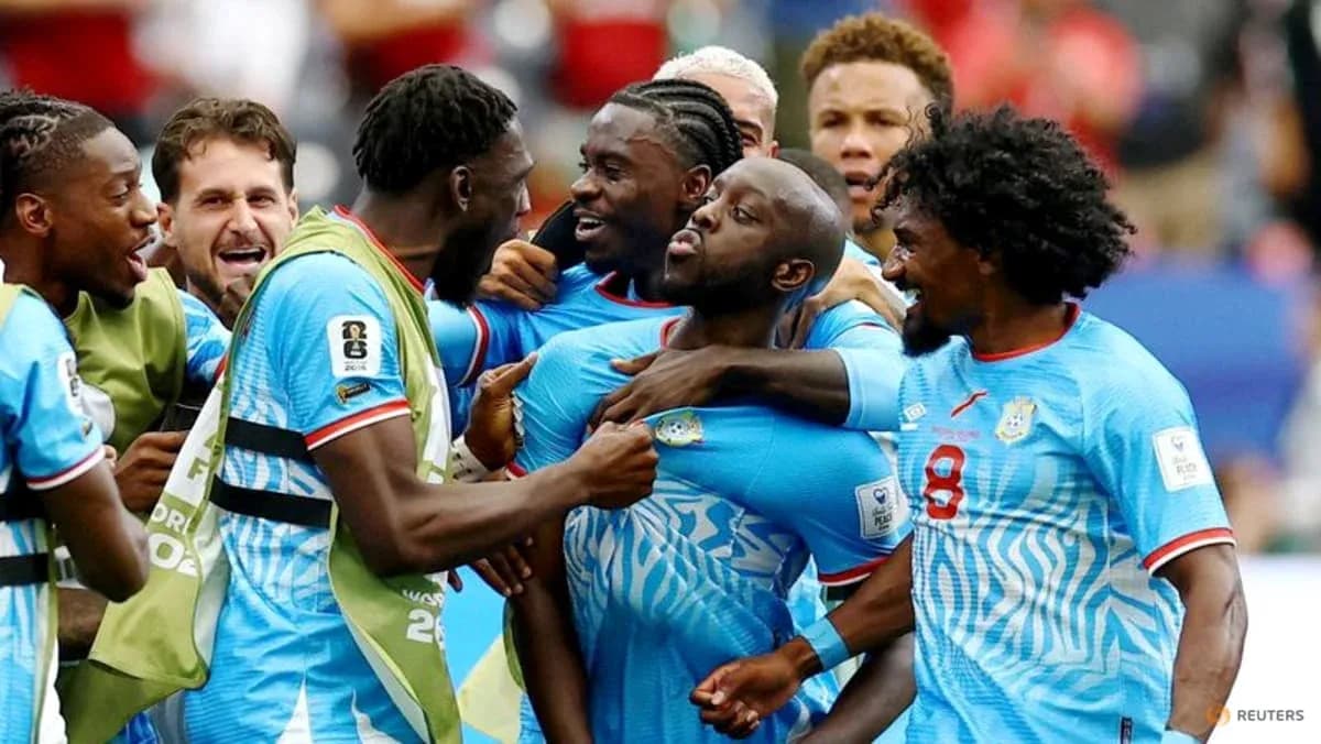 Jugadores celebrando un gol durante el partido