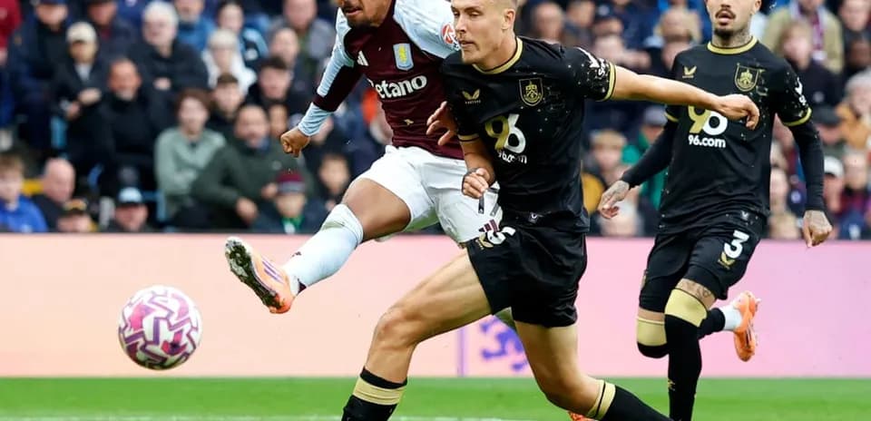 Jugador de Aston Villa disparando en el partido