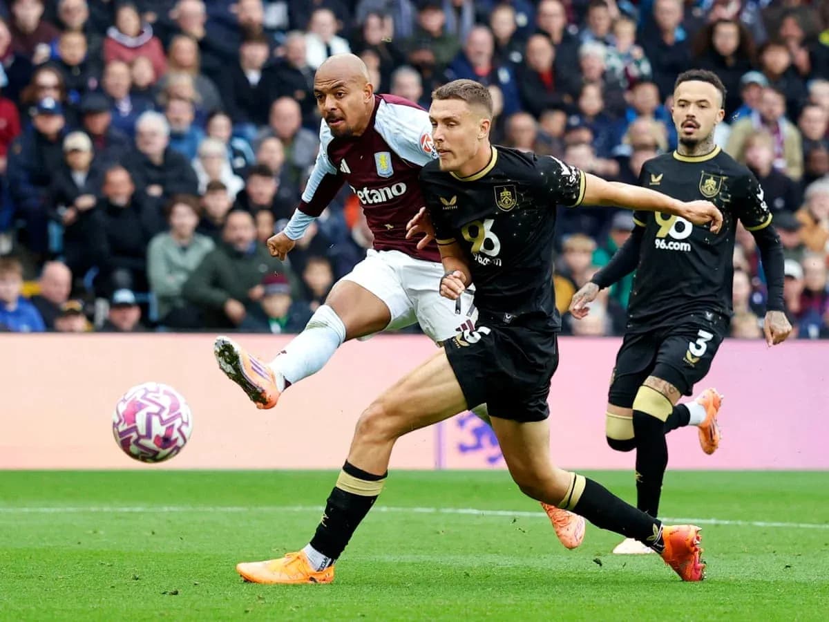 Jugador de Aston Villa disparando en el partido