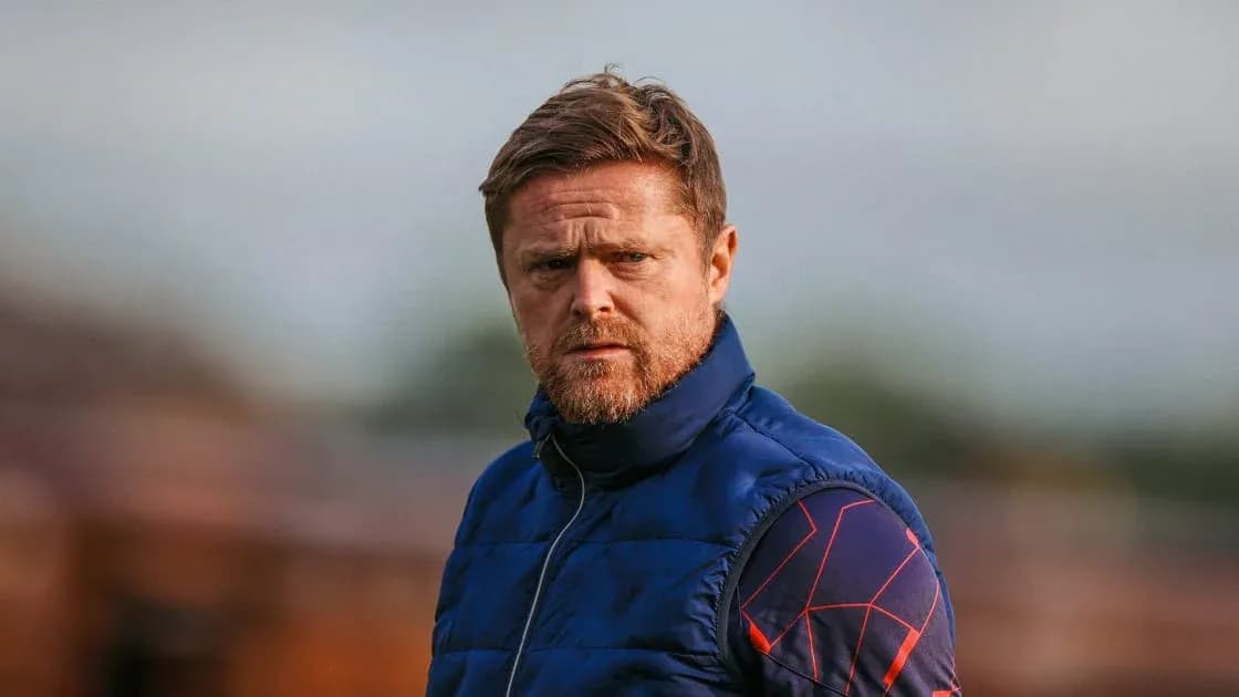 Entrenador observando desde la línea de banda