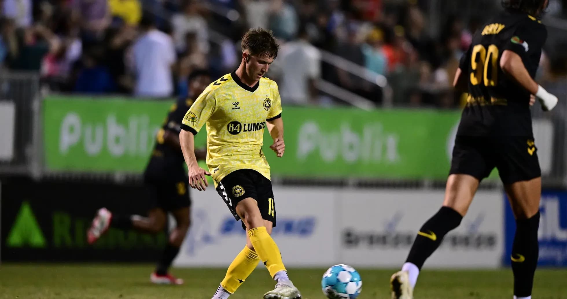 Jugador del Charleston Battery en acción