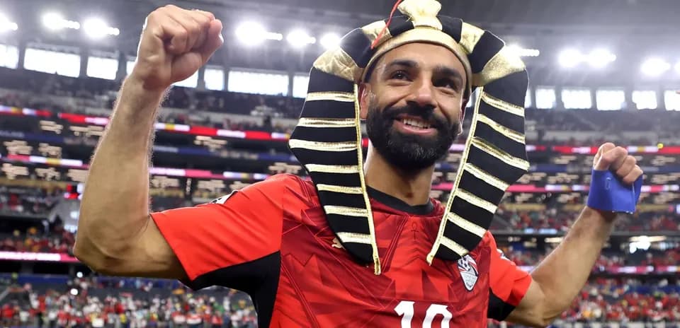 Jugador celebrando con sombrero en estadio lleno