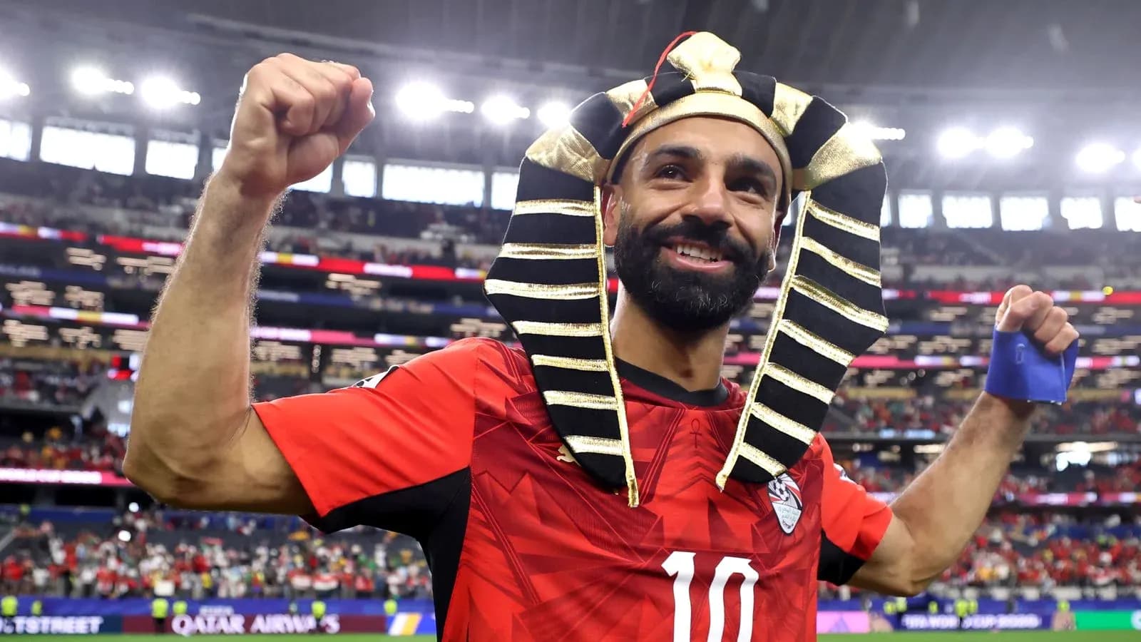 Jugador celebrando con sombrero en estadio lleno