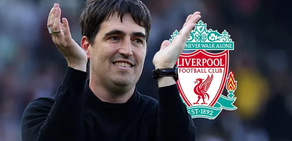 Entrenador aplaudiendo en el estadio de Liverpool