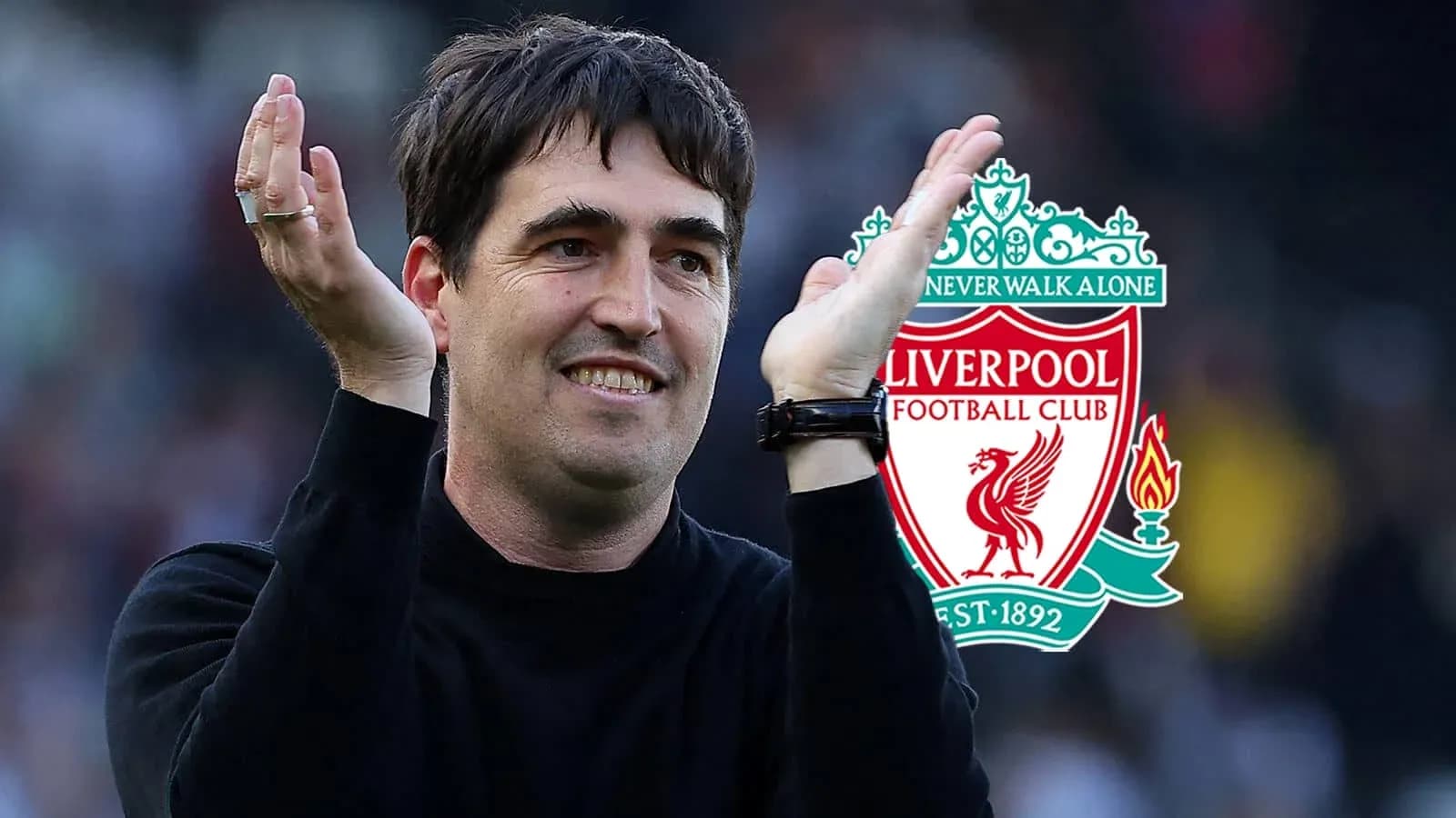 Entrenador aplaudiendo en el estadio de Liverpool