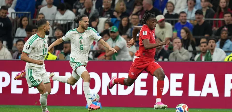 Jugadores de Suiza y Argelia corriendo tras el balón