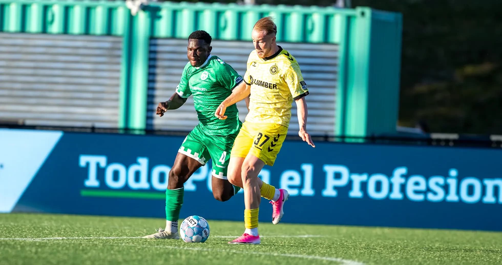 Jugador de Hartford Athletic y Pittsburgh Riverhounds en acción