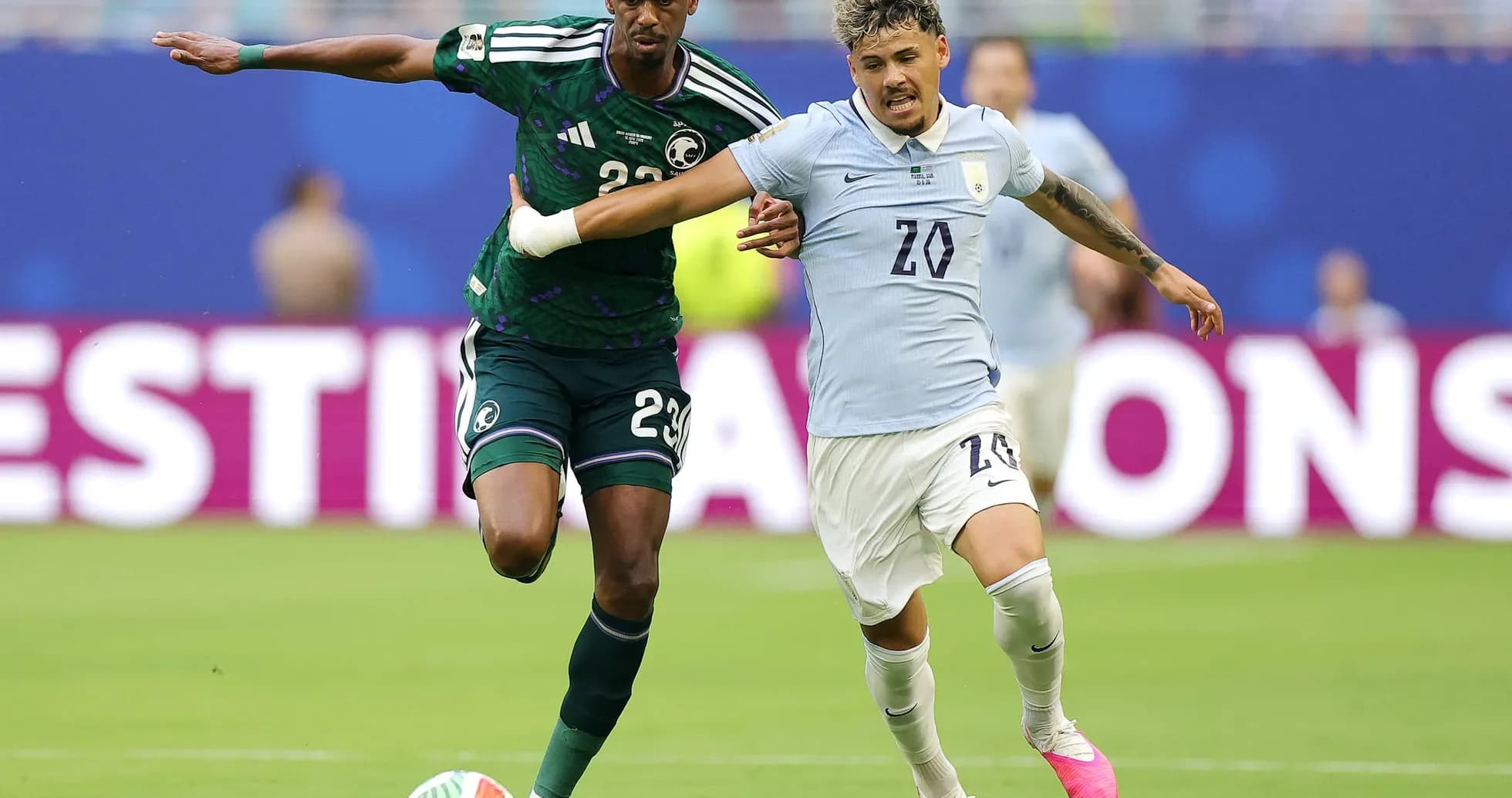 Jugador de Arabia Saudita compitiendo contra Uruguay