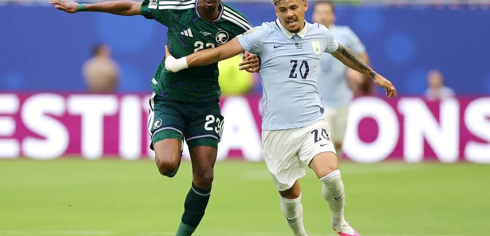 Jugador de Arabia Saudita compitiendo contra Uruguay