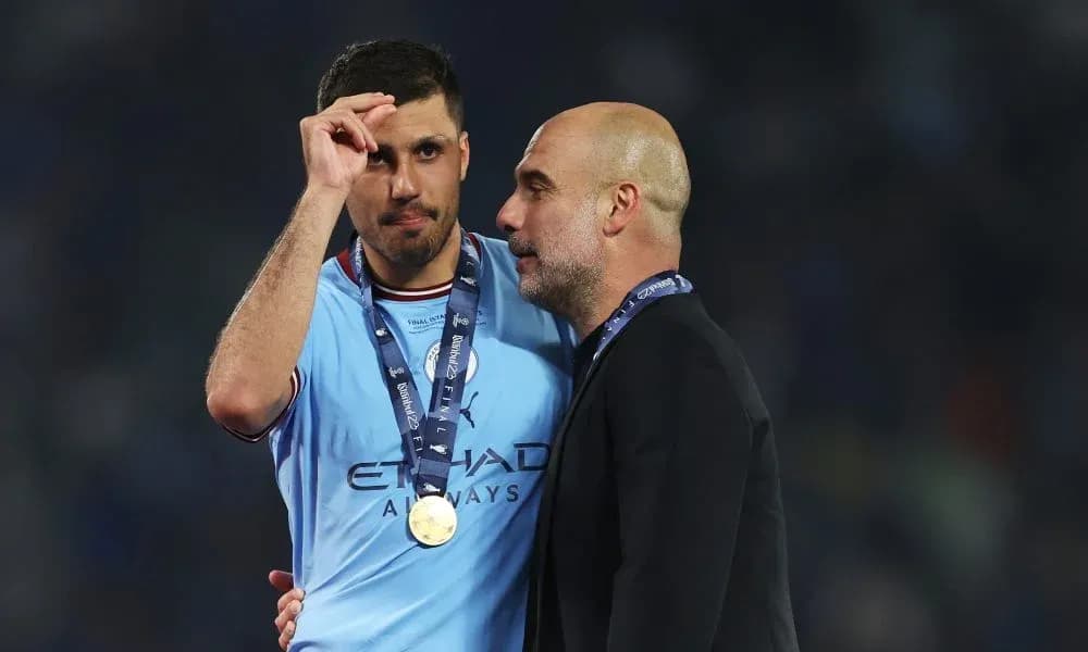 Jugador y entrenador de Manchester City tras la victoria