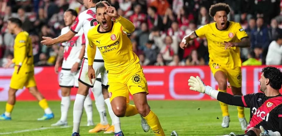 Jugadores celebrando un gol en un partido de fútbol