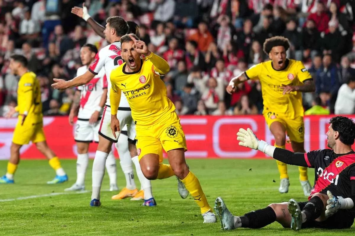 Jugadores celebrando un gol en un partido de fútbol