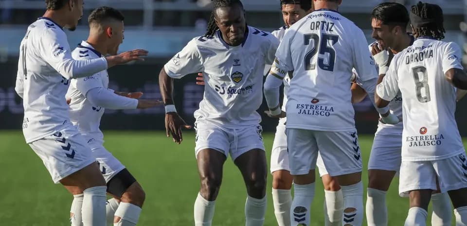 Jugadores celebrando un gol del Monterey Bay