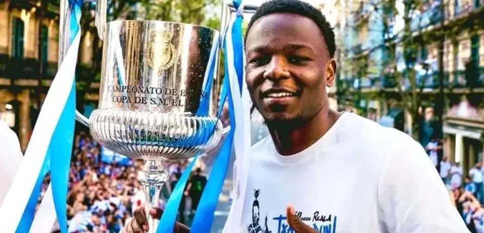 Jugador sosteniendo trofeo de la Copa del Rey