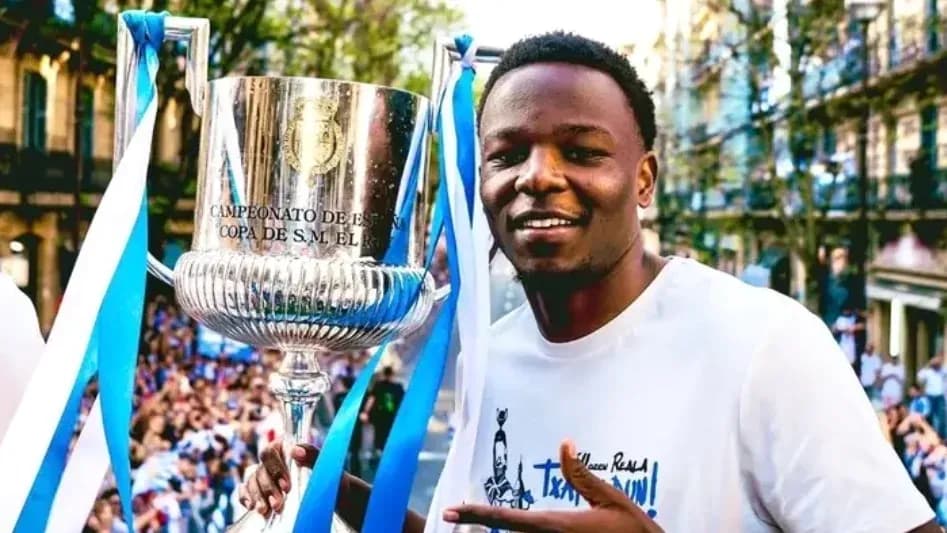 Jugador sosteniendo trofeo de la Copa del Rey