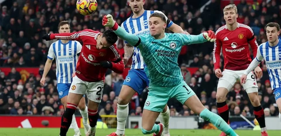 Acción durante el partido Brighton vs Manchester United