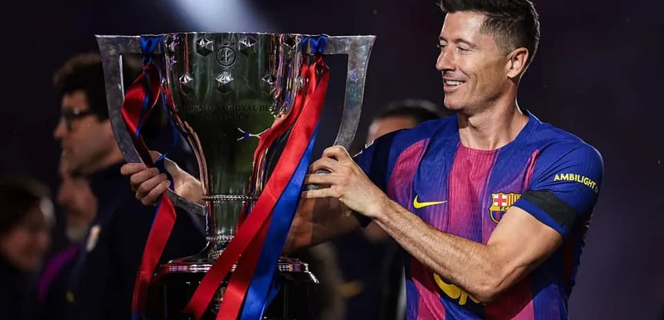 Jugador levantando trofeo en celebración