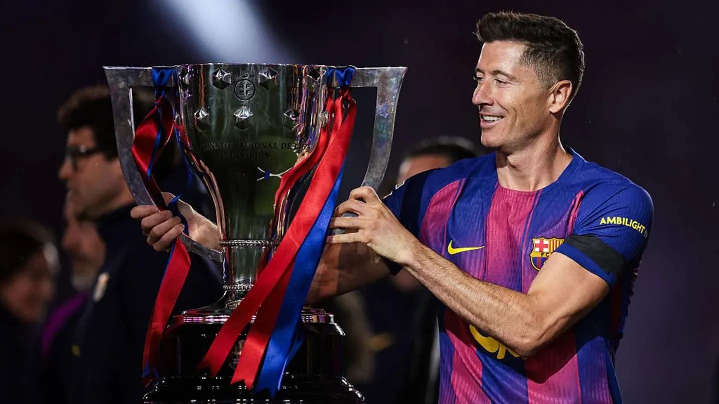 Jugador levantando trofeo en celebración