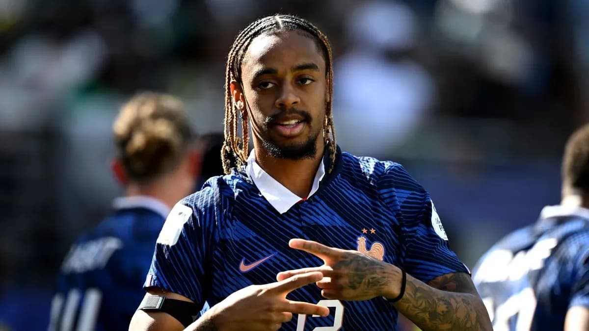 Jugador de Francia posando en el campo de entrenamiento Jugador de Francia posando en el campo de entrenamiento