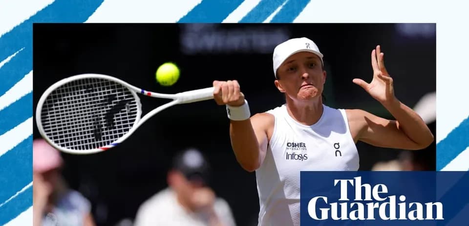 Jugadora de tenis golpeando una pelota en la cancha