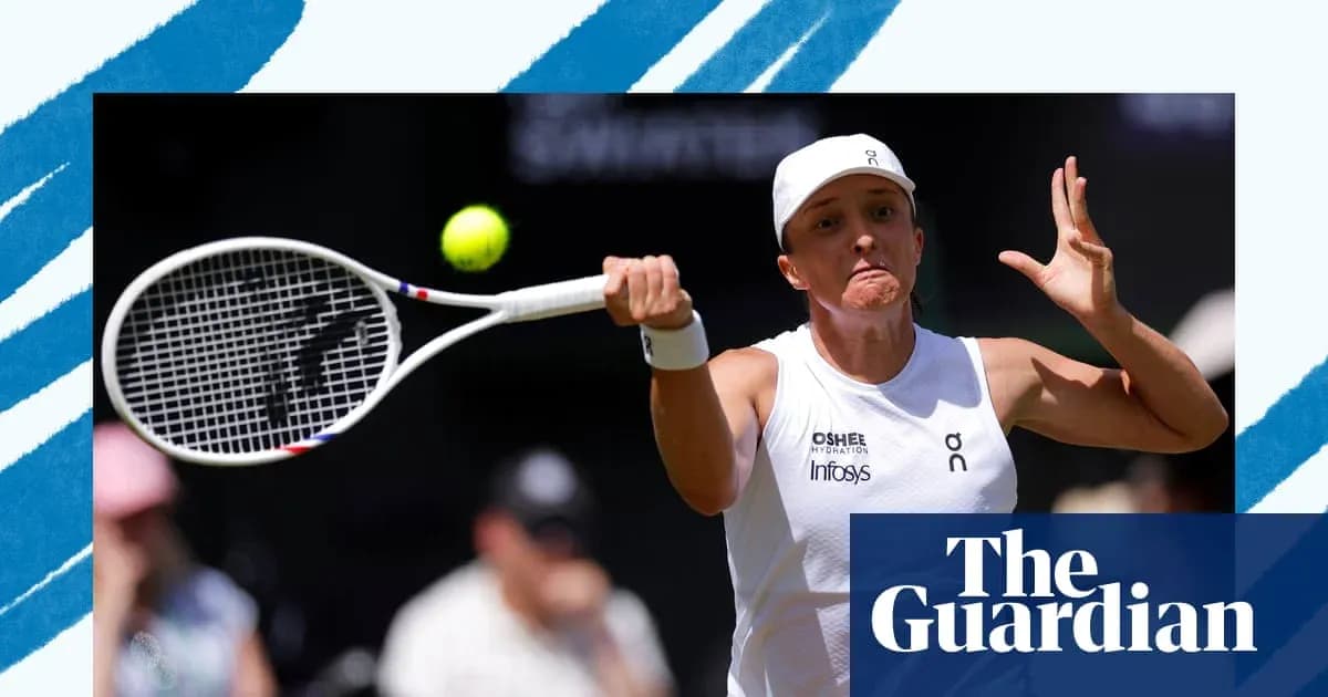 Jugadora de tenis golpeando una pelota en la cancha