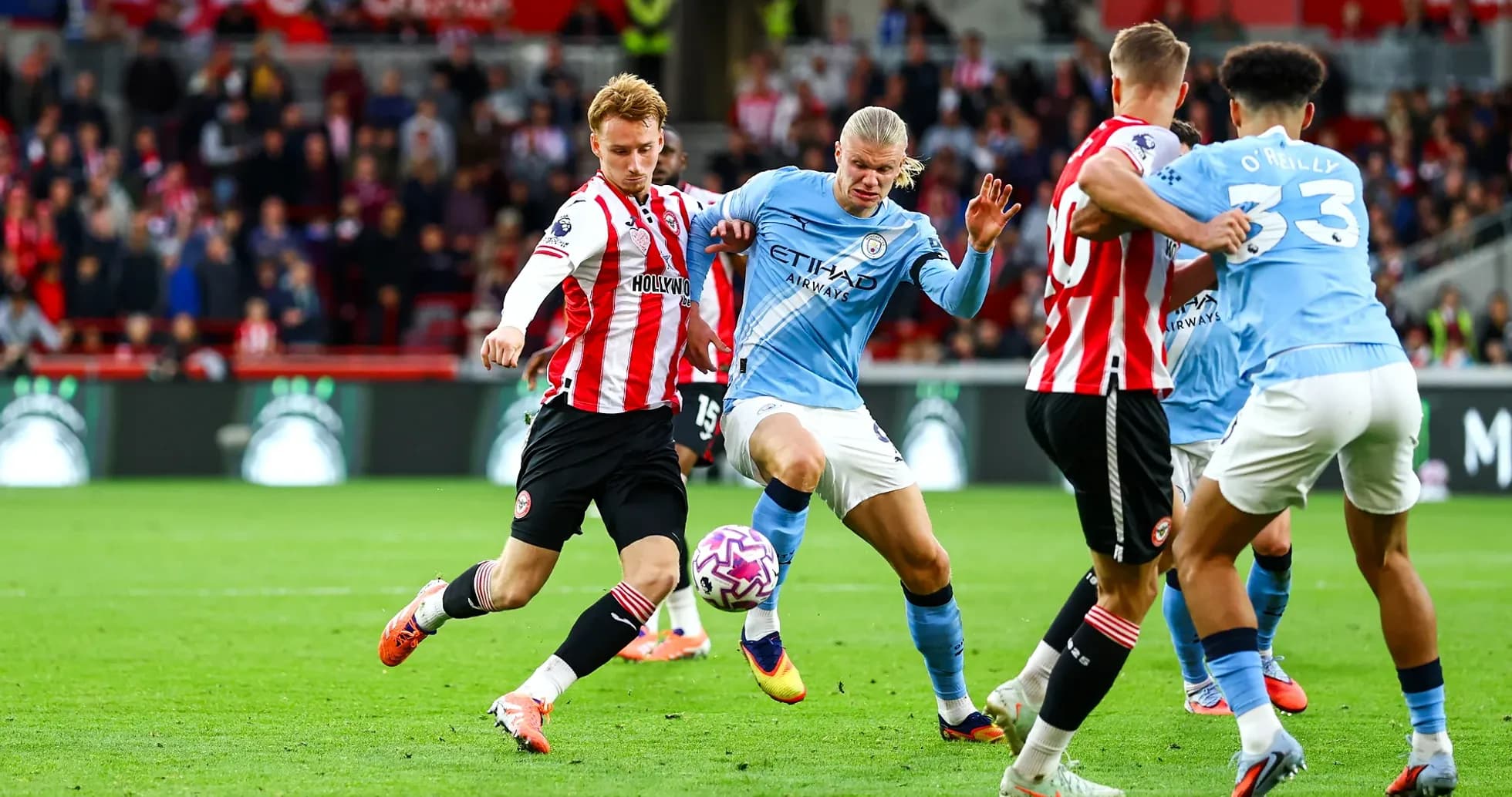Jugador de Brentford compitiendo contra Manchester City