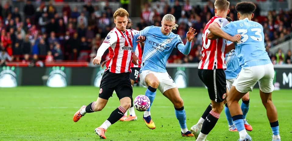 Jugador de Brentford compitiendo contra Manchester City