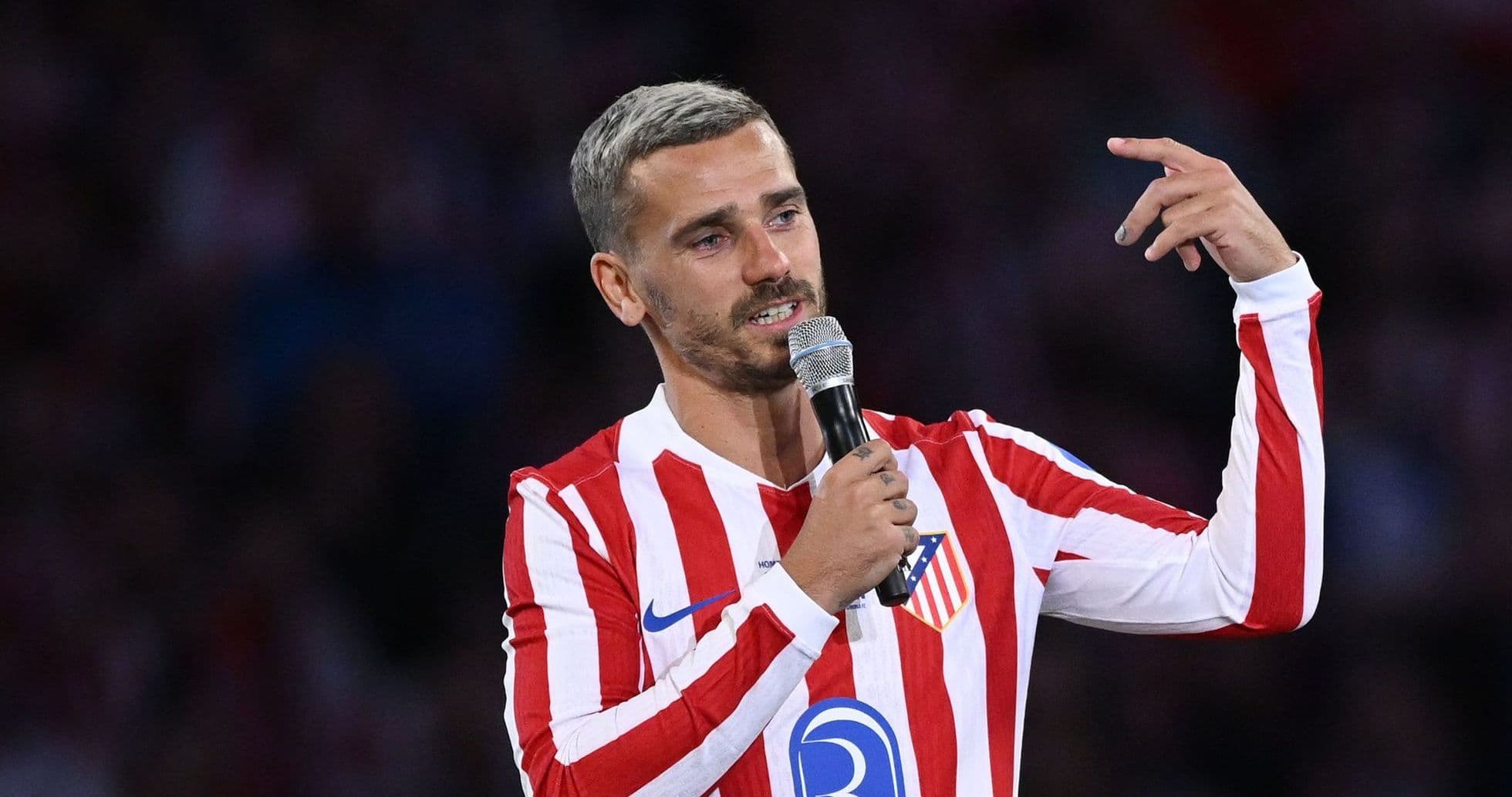 Jugador con micrófono hablando en el estadio
