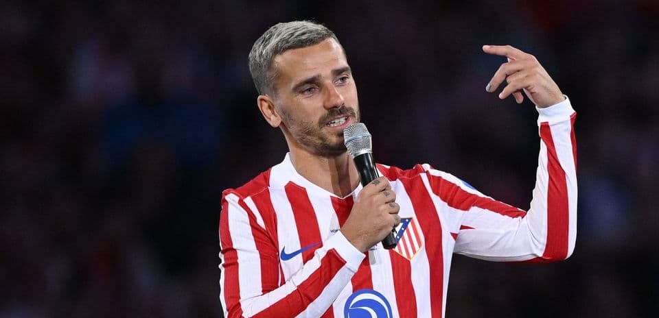 Jugador con micrófono hablando en el estadio