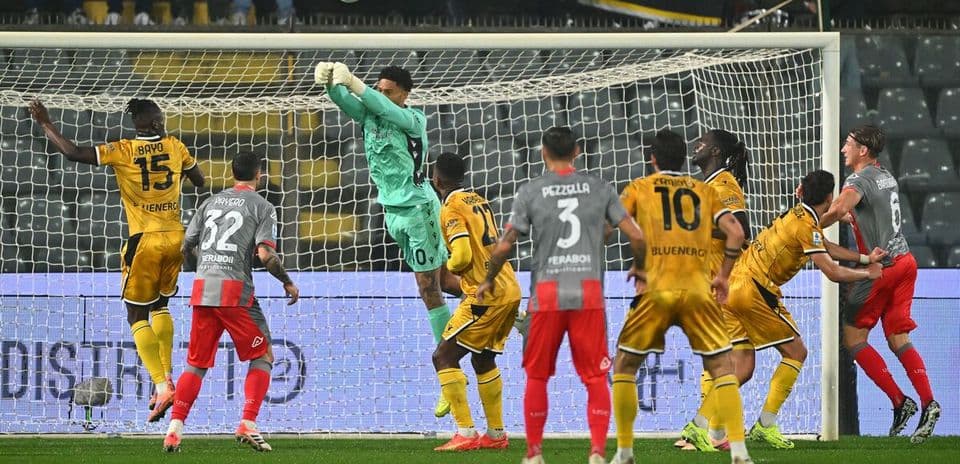 Portero atrapando el balón durante un partido