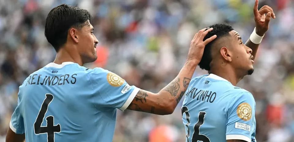Jugadores celebrando en el campo durante el partido