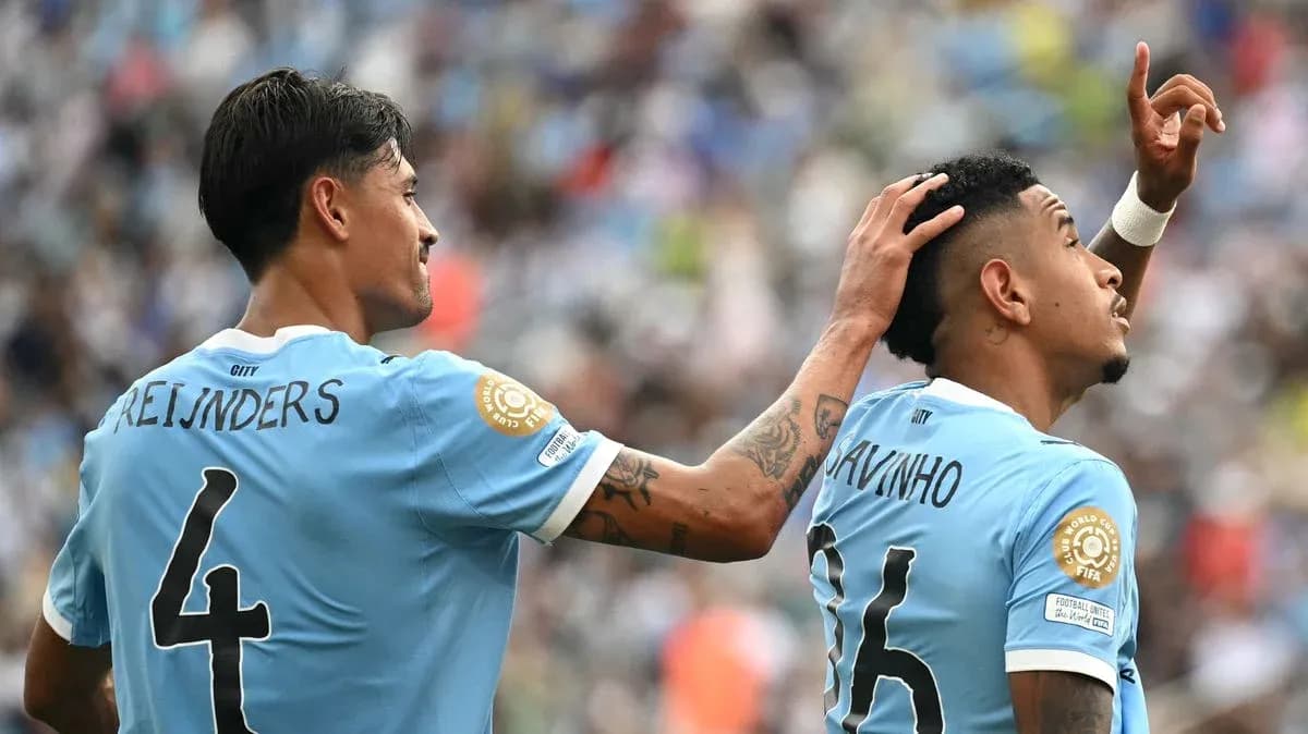 Jugadores celebrando en el campo durante el partido