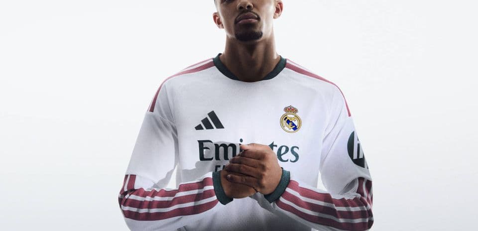 Jugador de Real Madrid con camiseta blanca posando