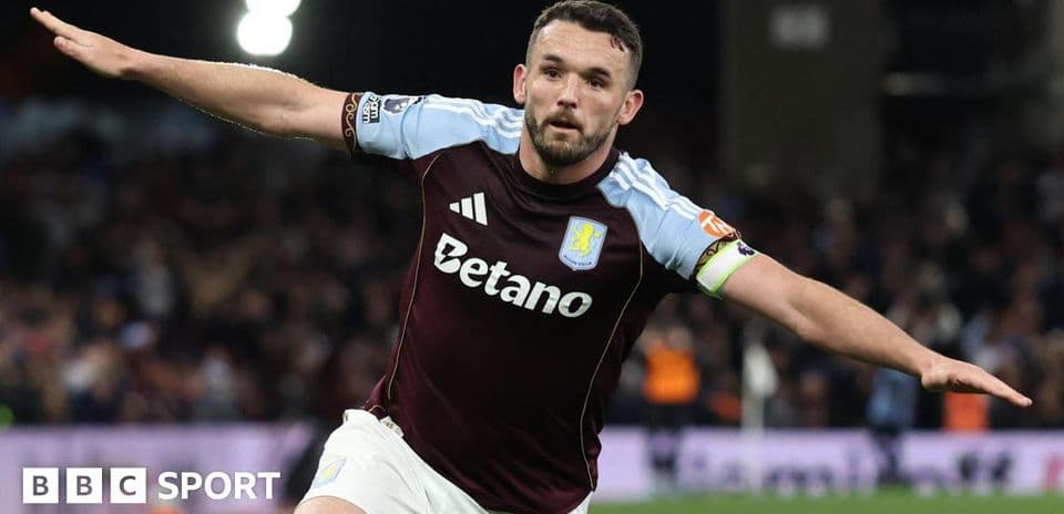 Jugador de Aston Villa celebrando un gol en el campo