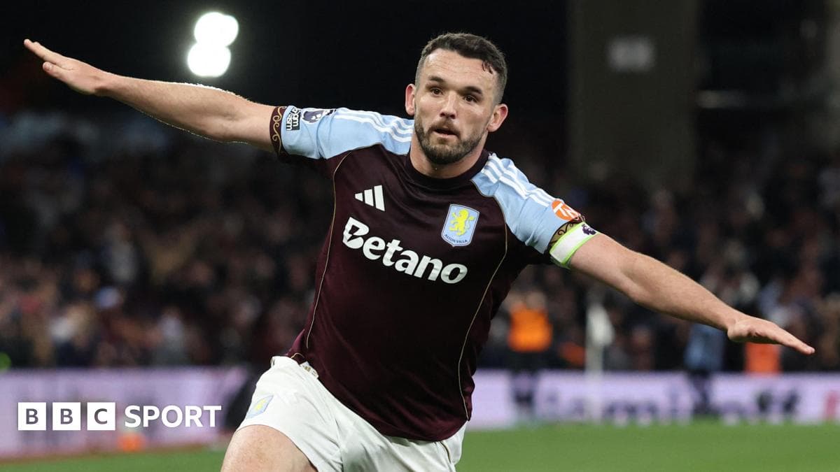 Jugador de Aston Villa celebrando un gol en el campo