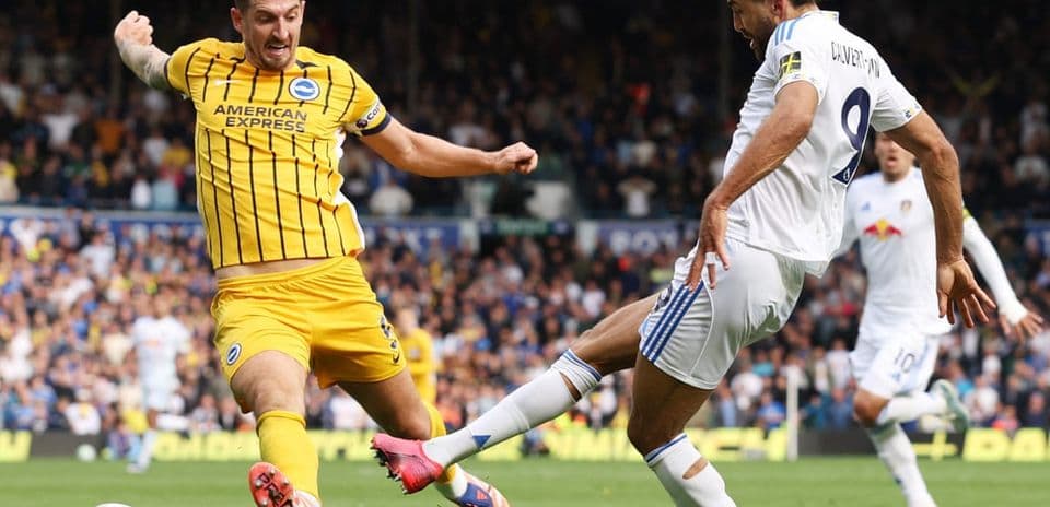 Jugador de Brighton derribando a jugador de Leeds