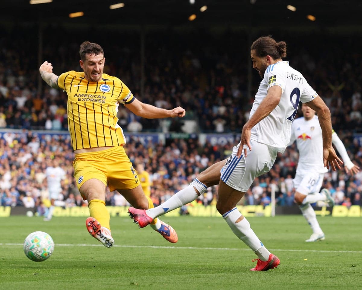 Jugador de Brighton derribando a jugador de Leeds