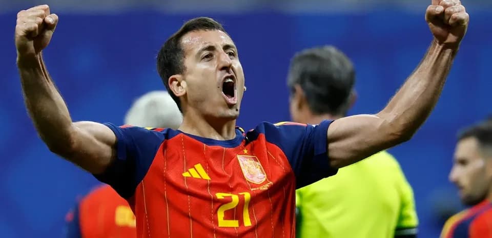 Jugador español celebrando con los brazos levantados