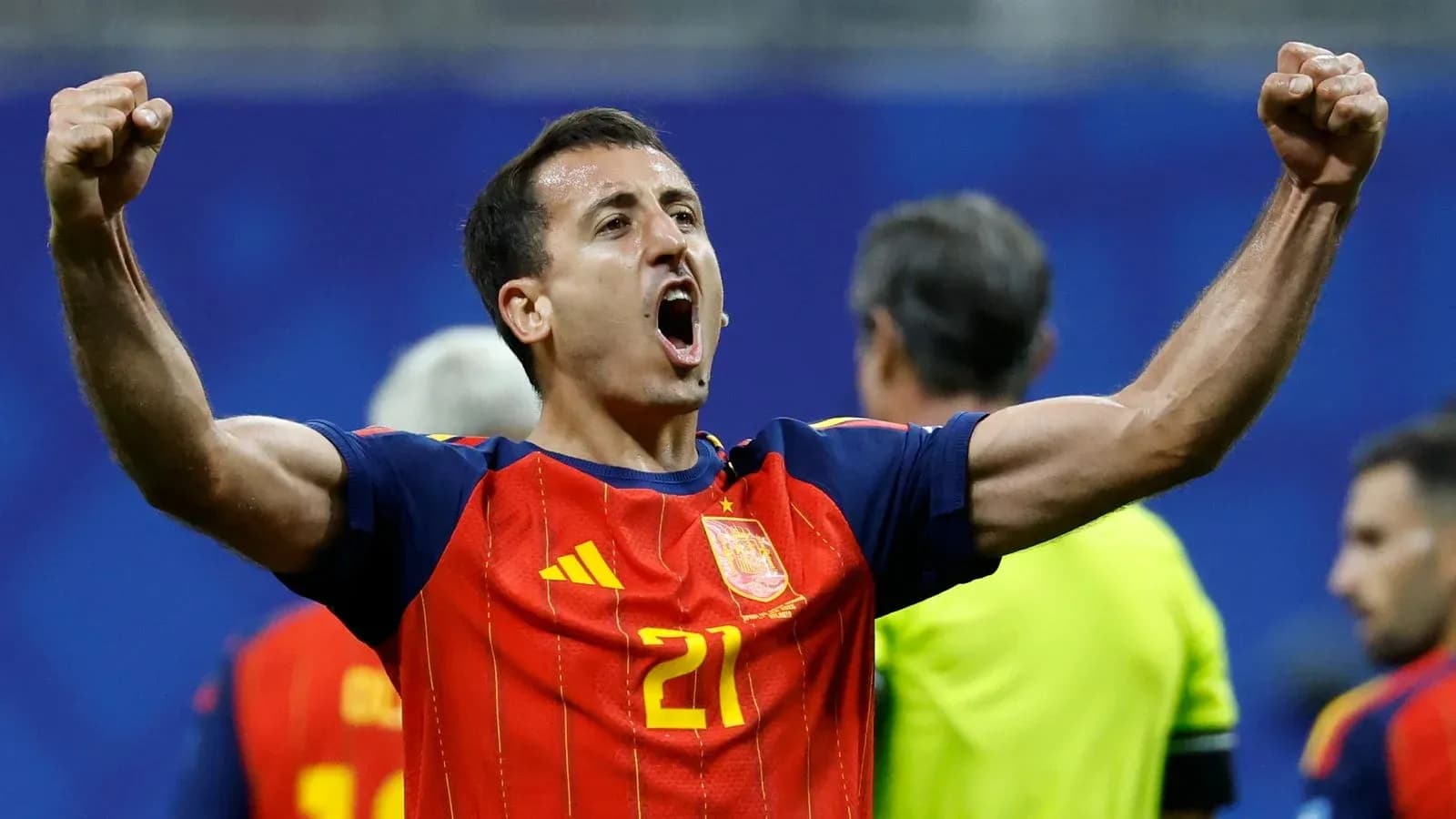 Jugador español celebrando con los brazos levantados