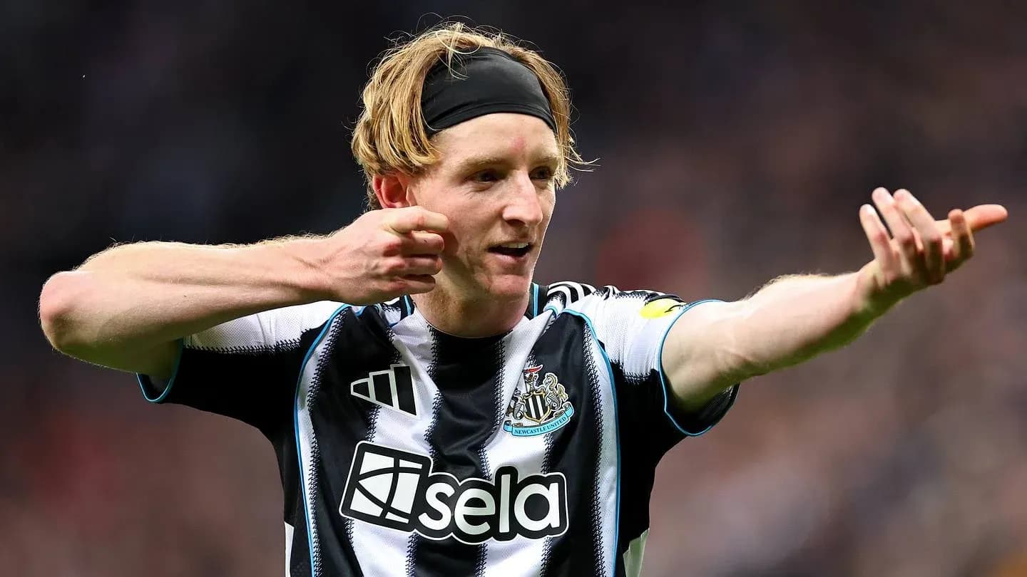 Jugador de Newcastle United señalando durante el partido