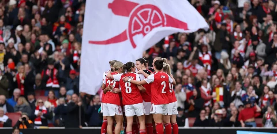 Jugadoras de Arsenal celebrando en el partido