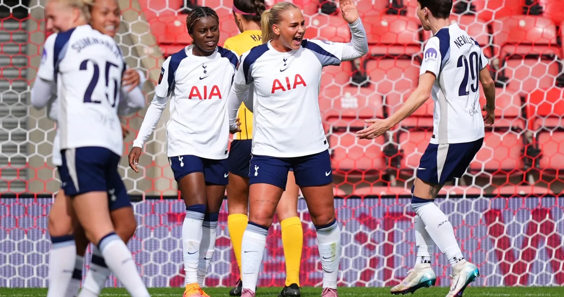 Jugadoras de Tottenham celebrando un gol