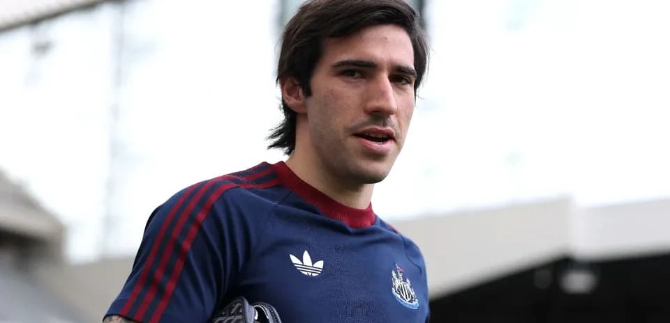 Jugador de Newcastle con camiseta entrenando en estadio