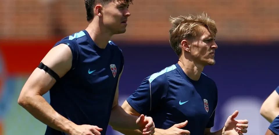 Dos jugadores noruegos entrenando antes del partido