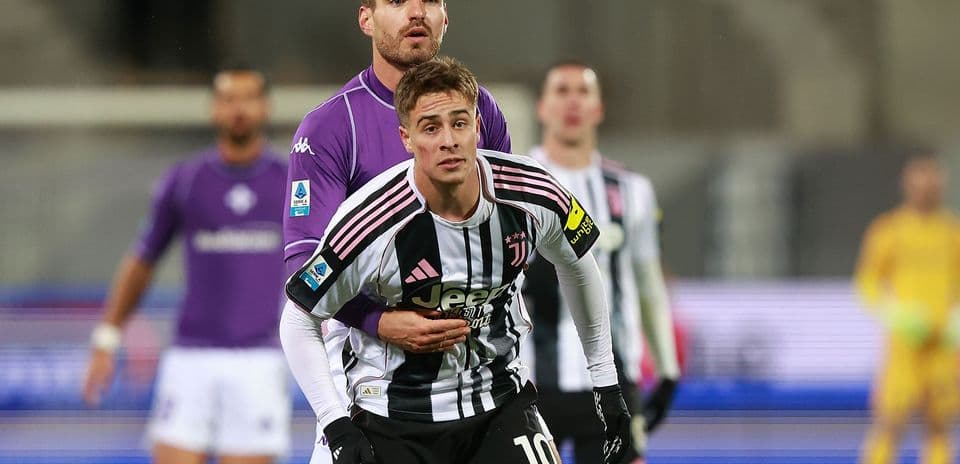 Jugador de Juventus en duelo con jugador de Fiorentina