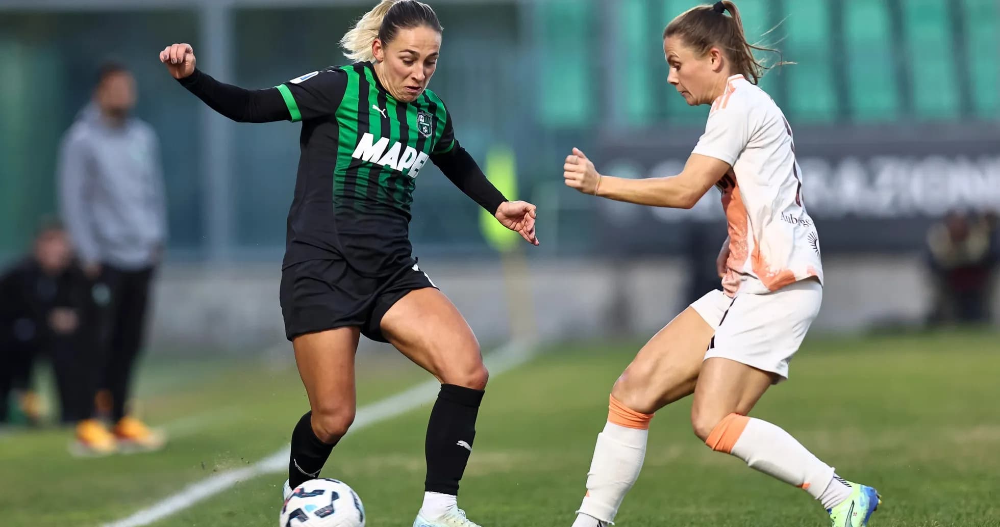 Jugadoras de Sassuolo W y Roma W en acción